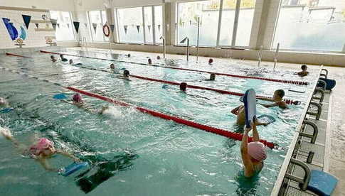 Mali mieszkańcy gminy Strzegom uczą się pływać
