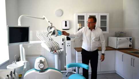 [FOTO] Z pokoju nauczycielskiego zrobili gabinet stomatologiczny. Zobaczcie, jak prezentuje się najnowsza inwestycja z Budżetu Obywatelskiego